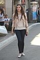 hailee steinfeld shopping with mom 02