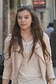hailee steinfeld shopping with mom 03
