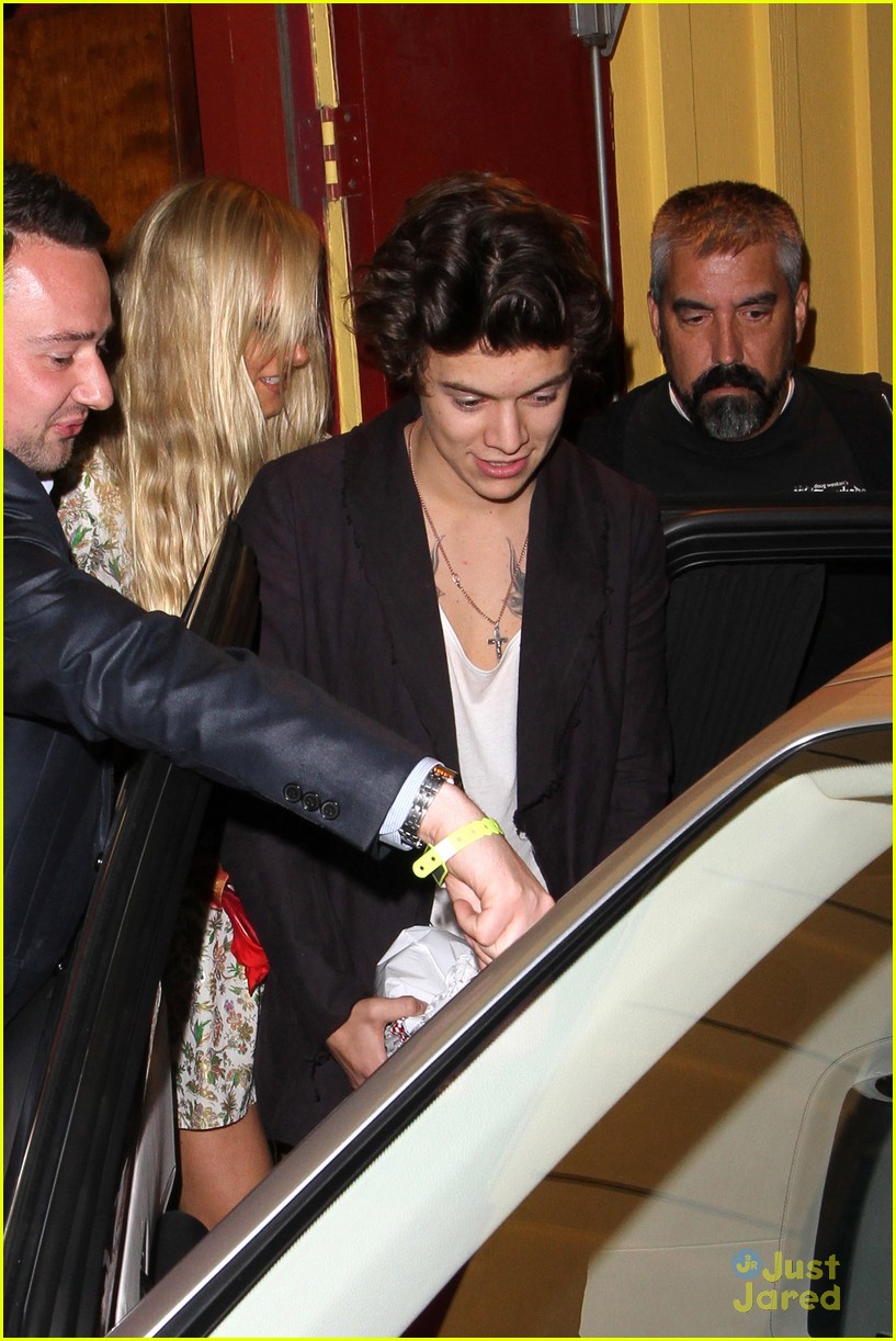 Harry Styles leaving Dan Tana's Restaurant after having dinner with Rod  Stewart Featuring: Harry Styles Where: West Hollywood, CA, United States  When: 26 Apr 2013 Stock Photo - Alamy