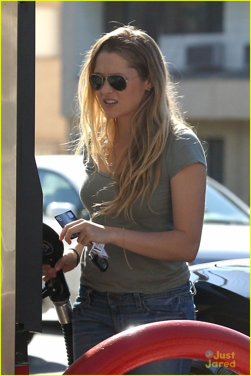Teresa Palmer: Gas Station Stop | Photo 551382 - Photo Gallery | Just
