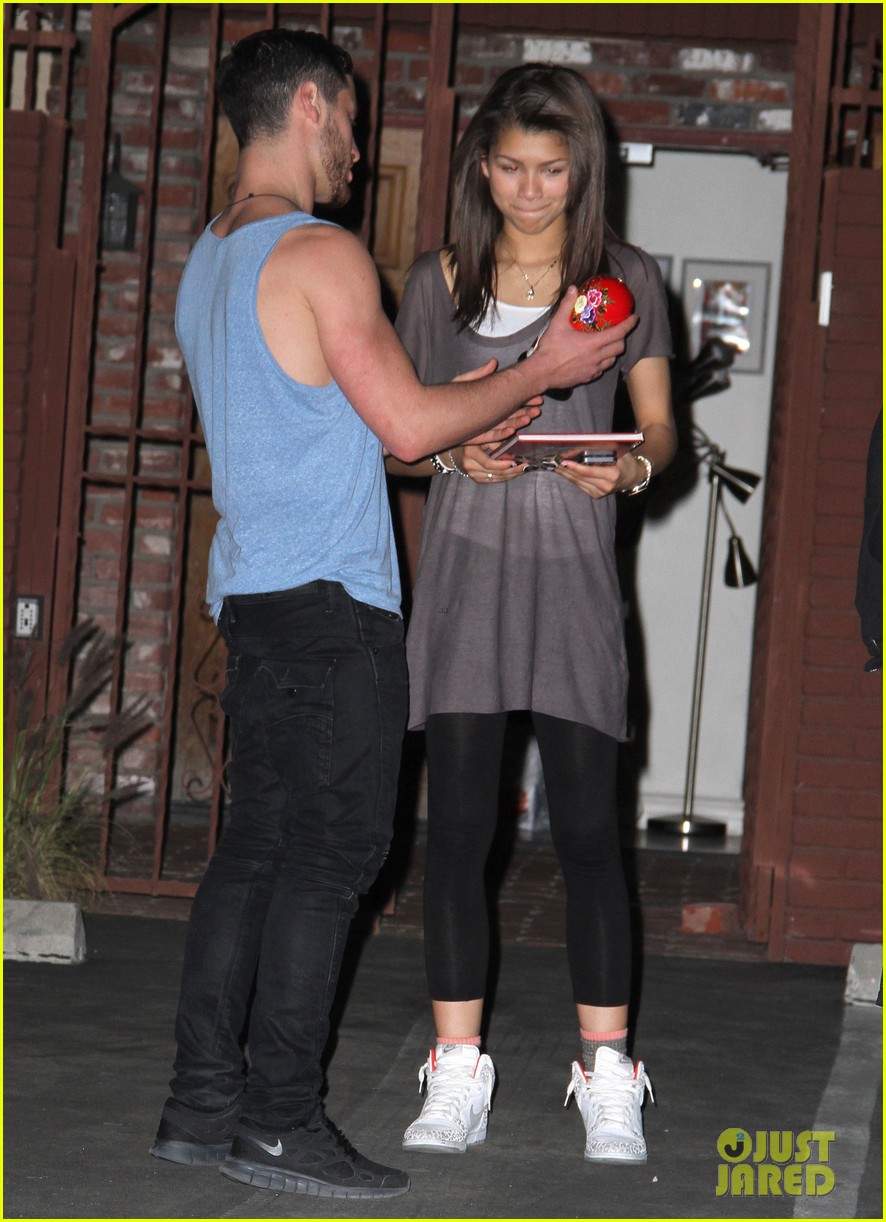 Full Sized Photo of zendaya night time dwts rehearsals 02 | Zendaya