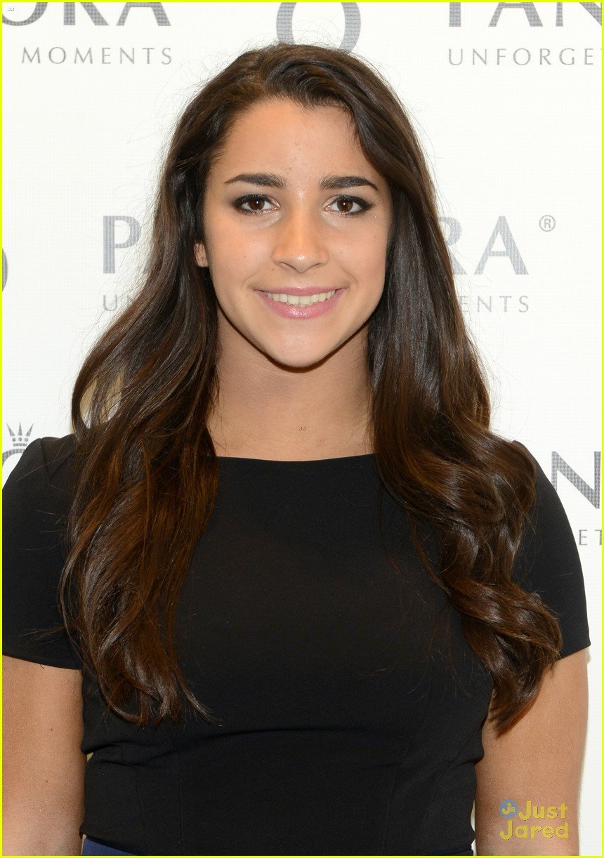 Aly Raisman Stops By Pandora Store After 'DWTS' Finale | Photo 563839 ...