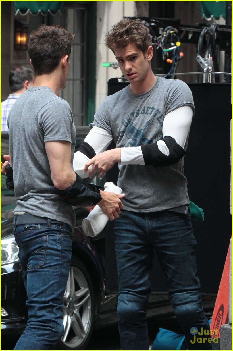 Andrew Garfield Dons Elbow Pads for 'Spider-Man 2' Stunts andrew garfield...