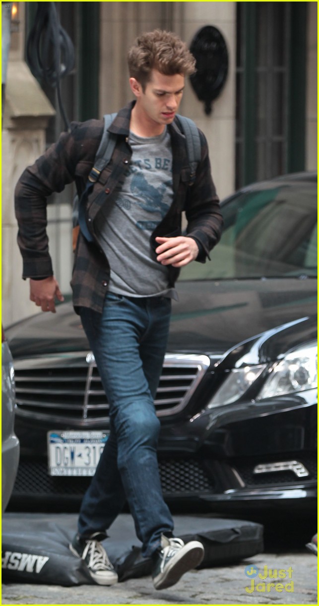 Andrew Garfield Dons Elbow Pads for 'Spider-Man 2' Stunts: Photo 565222 | Andrew  Garfield, Emma Stone Pictures | Just Jared Jr.