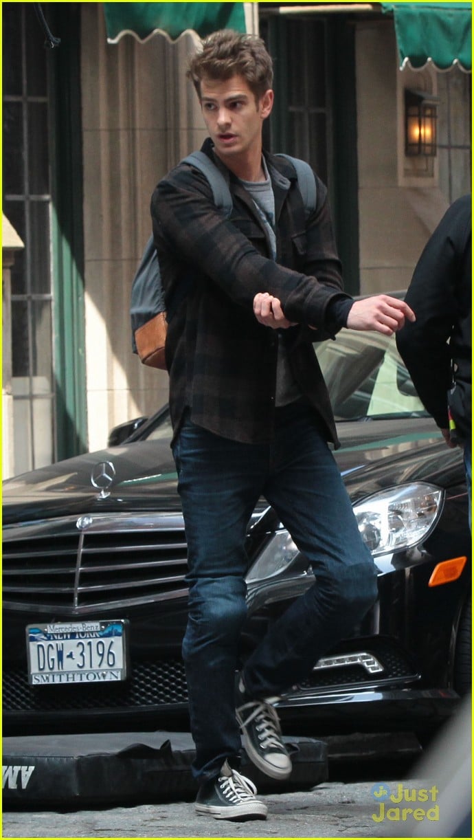 Andrew Garfield Dons Elbow Pads for 'Spider-Man 2' Stunts: Photo 565224 | Andrew  Garfield, Emma Stone Pictures | Just Jared Jr.