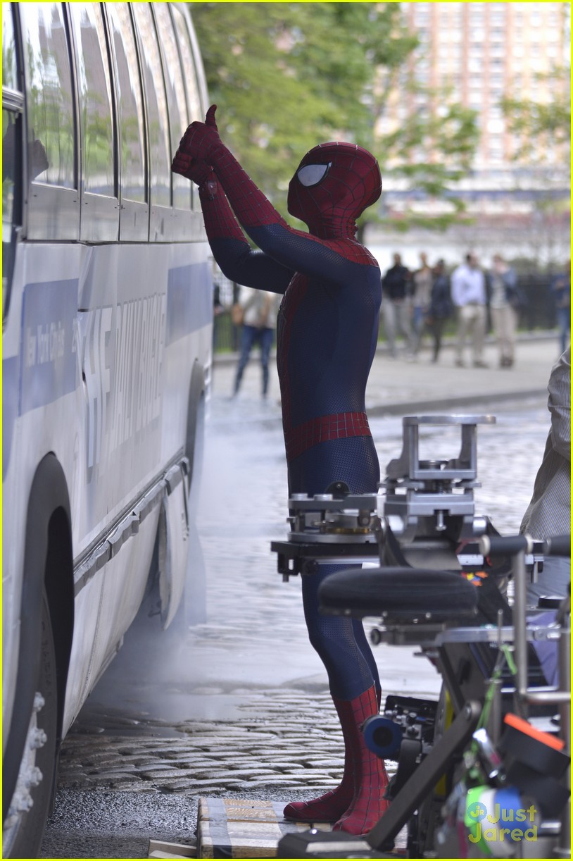 Andrew Garfield: Bus Rescue on 'Spider-Man' Set | Photo 560462 - Photo ...