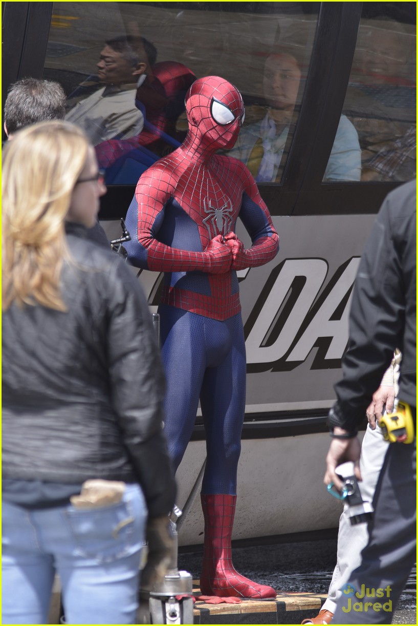 Andrew Garfield: Bus Rescue on 'Spider-Man' Set | Photo 560465 - Photo ...