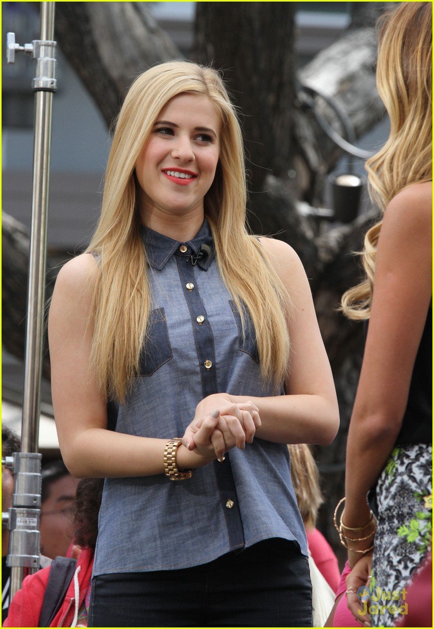 Caroline Sunshine 'Extra' Appearance at The Grove Photo 557275