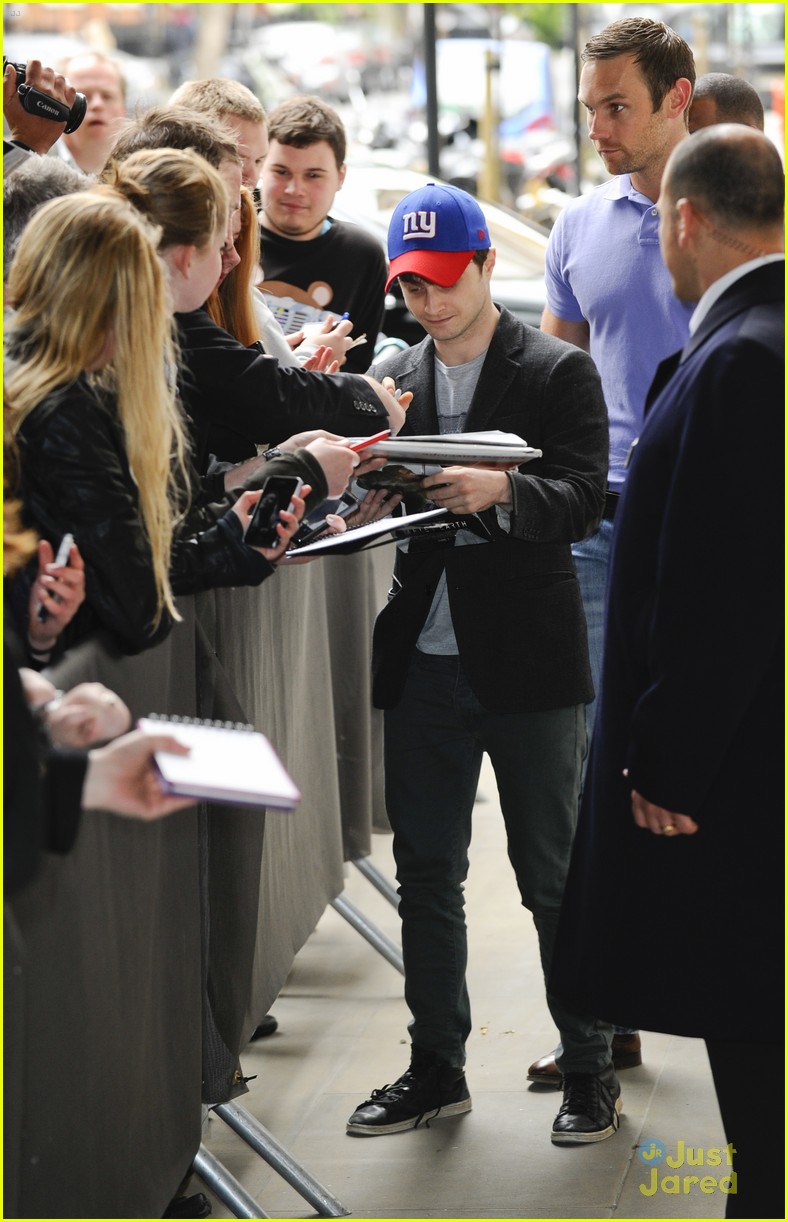 Daniel Radcliffe Ny Giants Cap Outside Bbc Radio Photo 563747