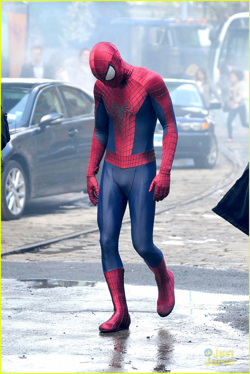 Emma Stone Dishes Beauty Secrets Andrew Garfield Hangs Out On Spider Man Set Photo