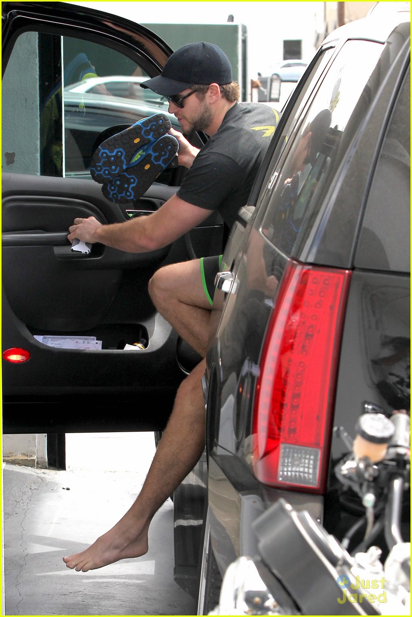 Liam hemsworth barefoot