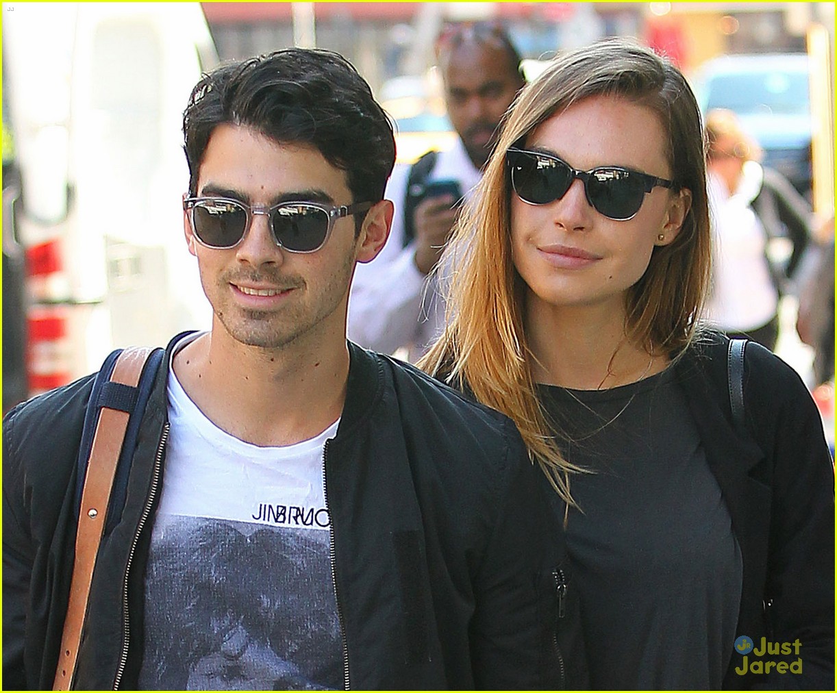Joe Jonas & Blanda Eggenschwiler Hold Hands in NYC Photo 557561