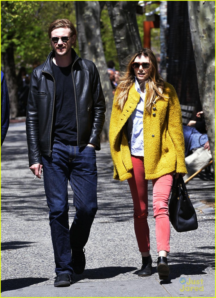 Full Sized Photo of elizabeth soho stroll with boyd holbrook 08