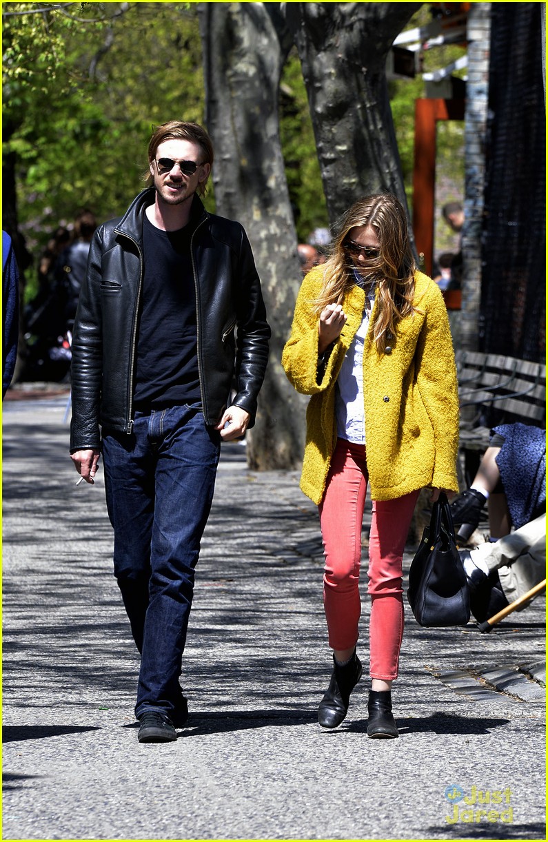 Full Sized Photo of elizabeth soho stroll with boyd holbrook 09