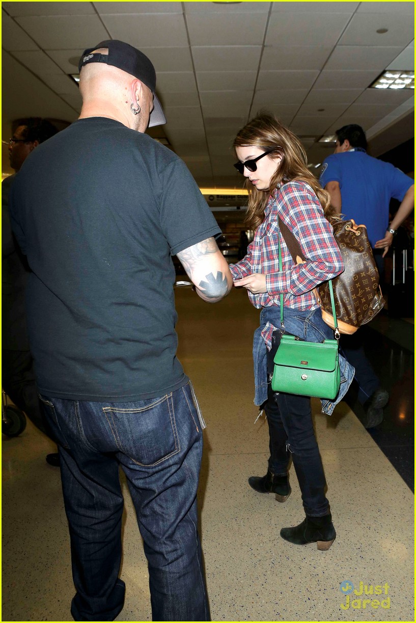 Emma Roberts: LV Luggage at LAX: Photo 559287