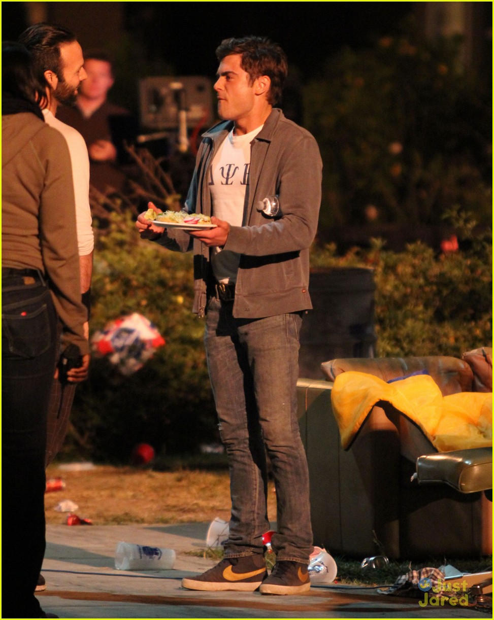 Zac Efron Eats Between 'Townies' Takes | Photo 563916 - Photo Gallery ...