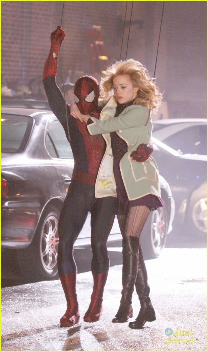 Full Sized Photo of andrew garfield emma stone spider man 2 night shoot  stunts 06 | Andrew Garfield & Emma Stone: 'Spider-Man 2' Night Shoot Stunts  | Just Jared Jr.