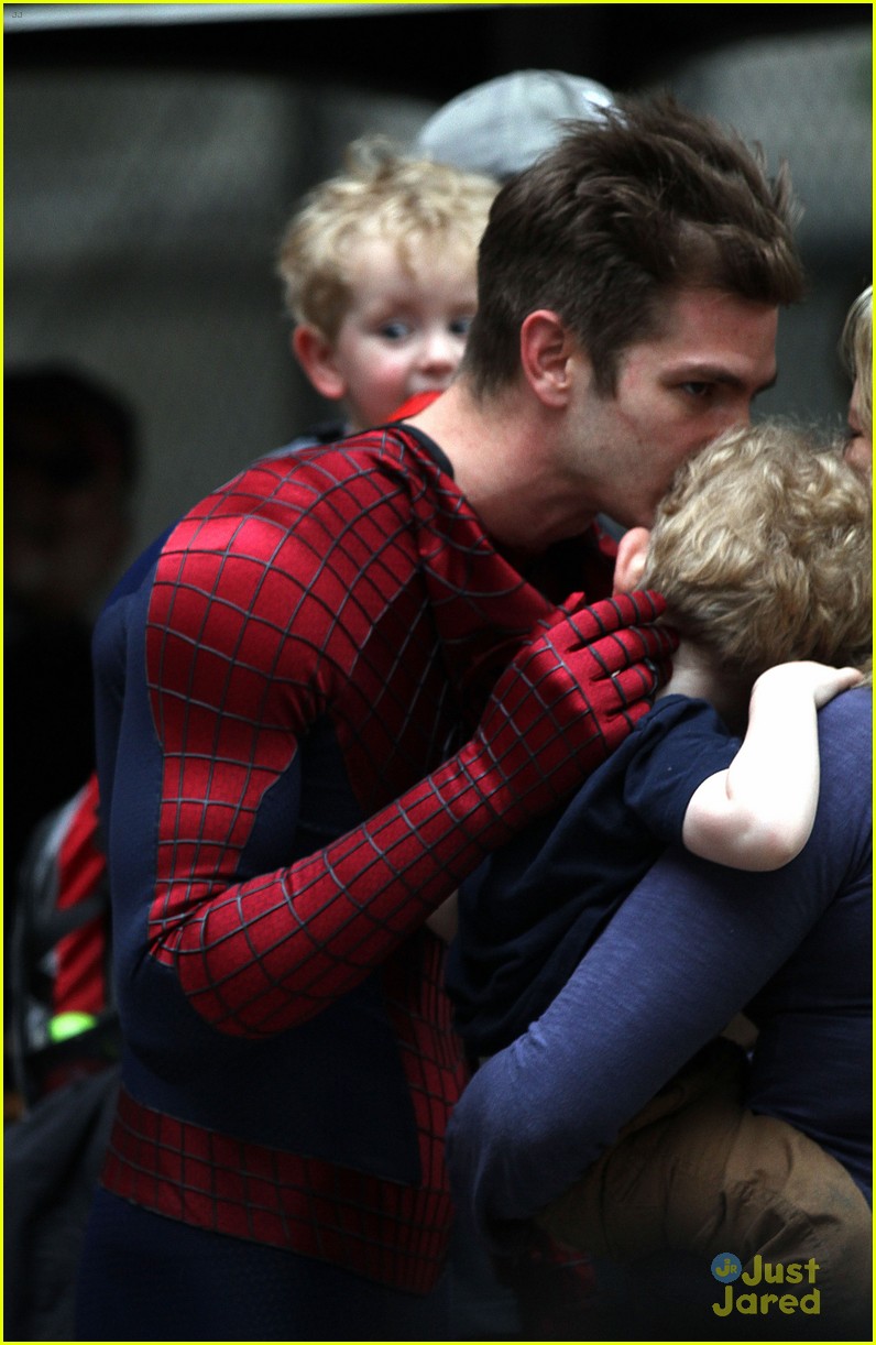 Andrew Garfield & Emma Stone: 'Spider-Man 2' Night Shoot Stunts: Photo  566543 | Andrew Garfield, Emma Stone Pictures | Just Jared Jr.