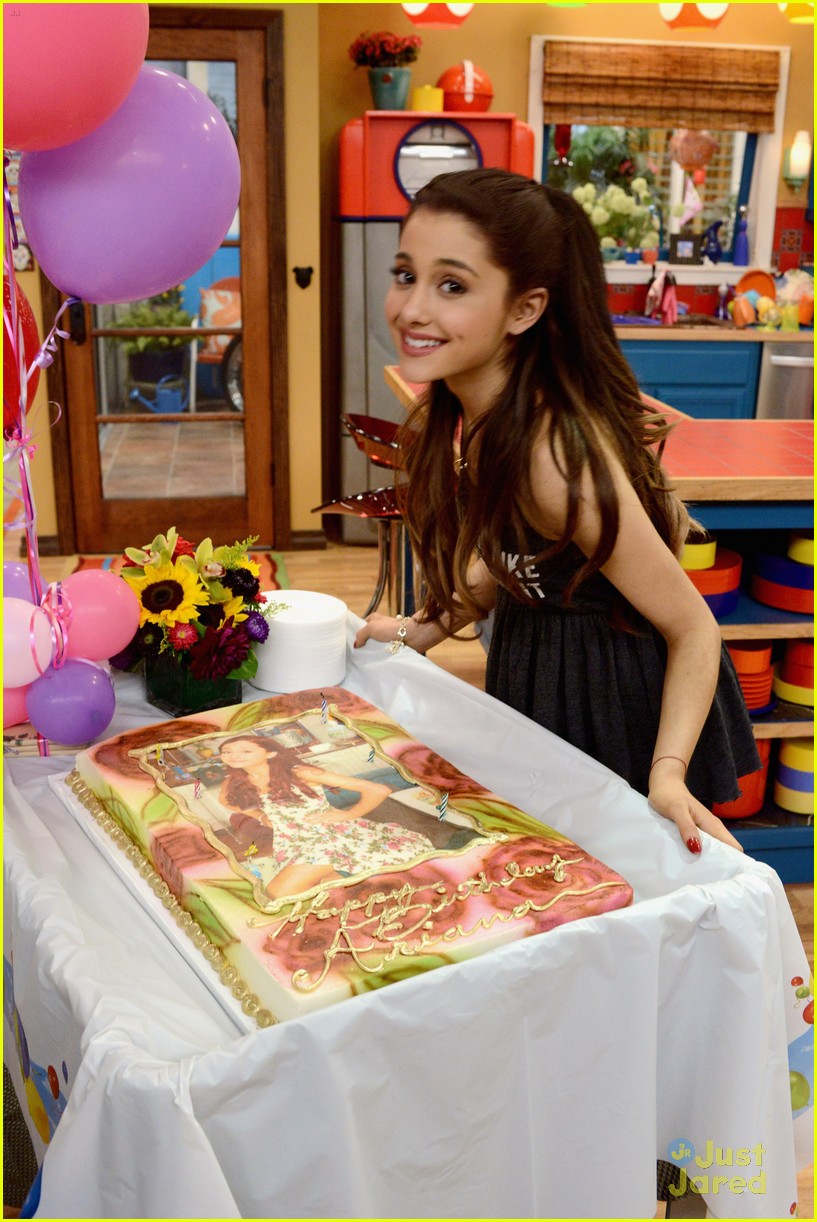 Jennette Mccurdy And Ariana Grande Birthday Cake On Sam And Cat Set Photo 572662 Photo 3030