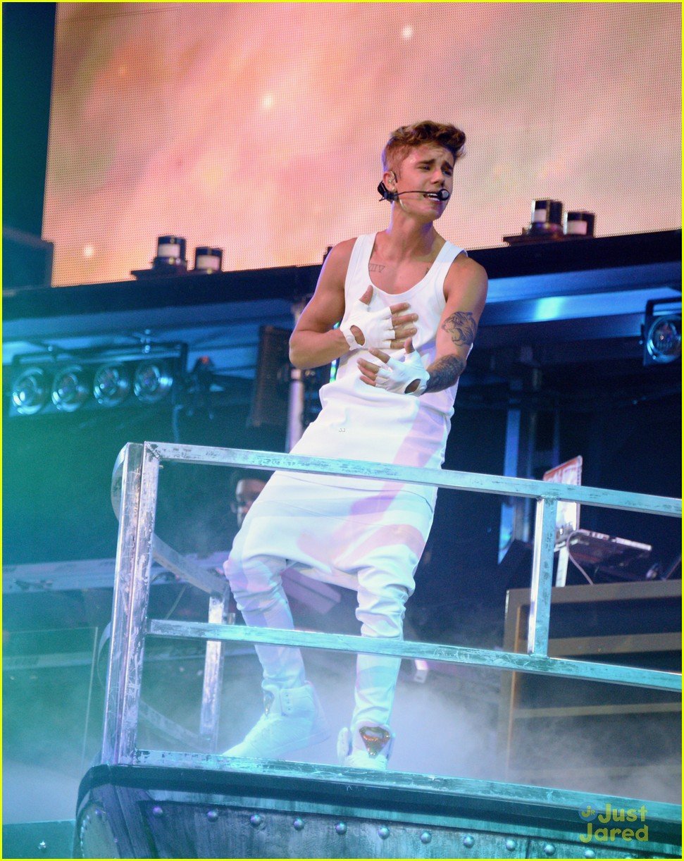 Justin Bieber: San Diego Tour Stop Pics! | Photo 571459 - Photo Gallery ...