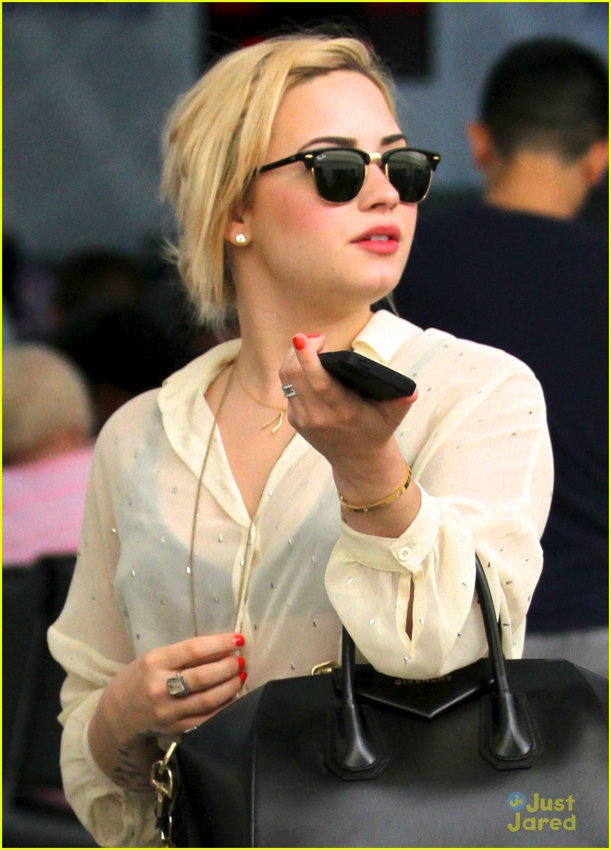 demi lovato airport after dad 01