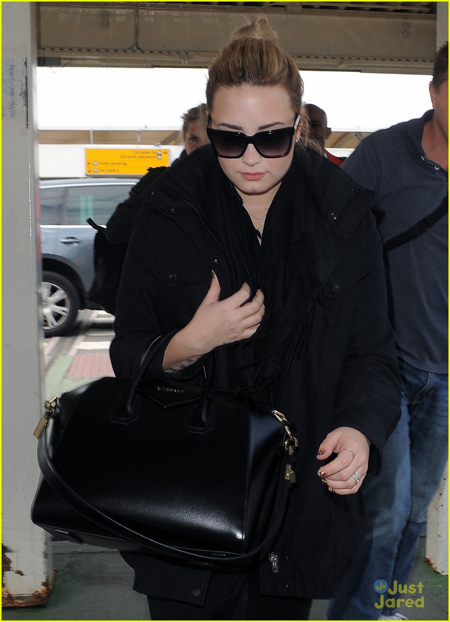 Demi Lovato Departs Heathrow Airport in London | Photo 565751 - Photo