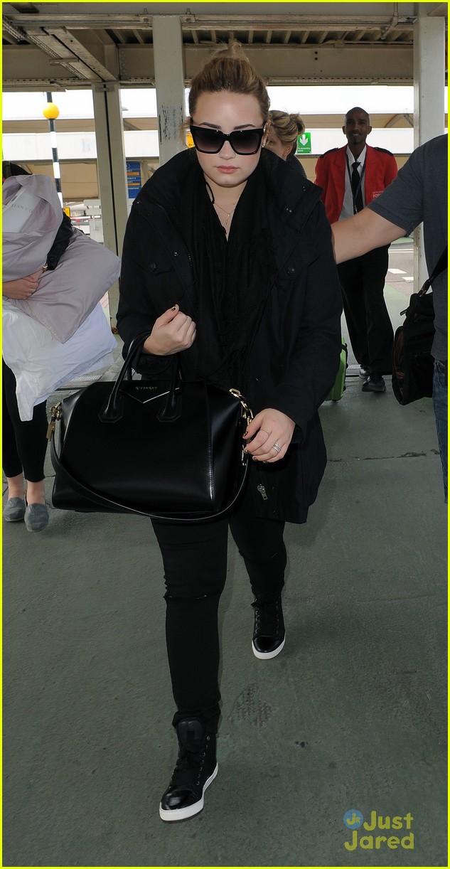 Demi Lovato Departs Heathrow Airport in London | Photo 565752 - Photo