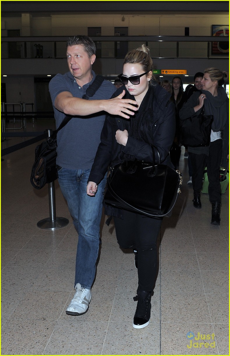 Demi Lovato Departs Heathrow Airport in London | Photo 565754 - Photo