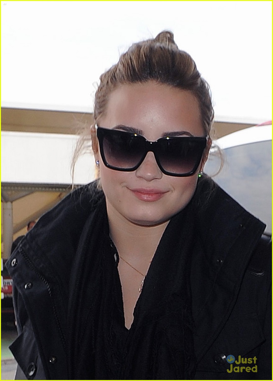 Demi Lovato Departs Heathrow Airport in London | Photo 565757 - Photo