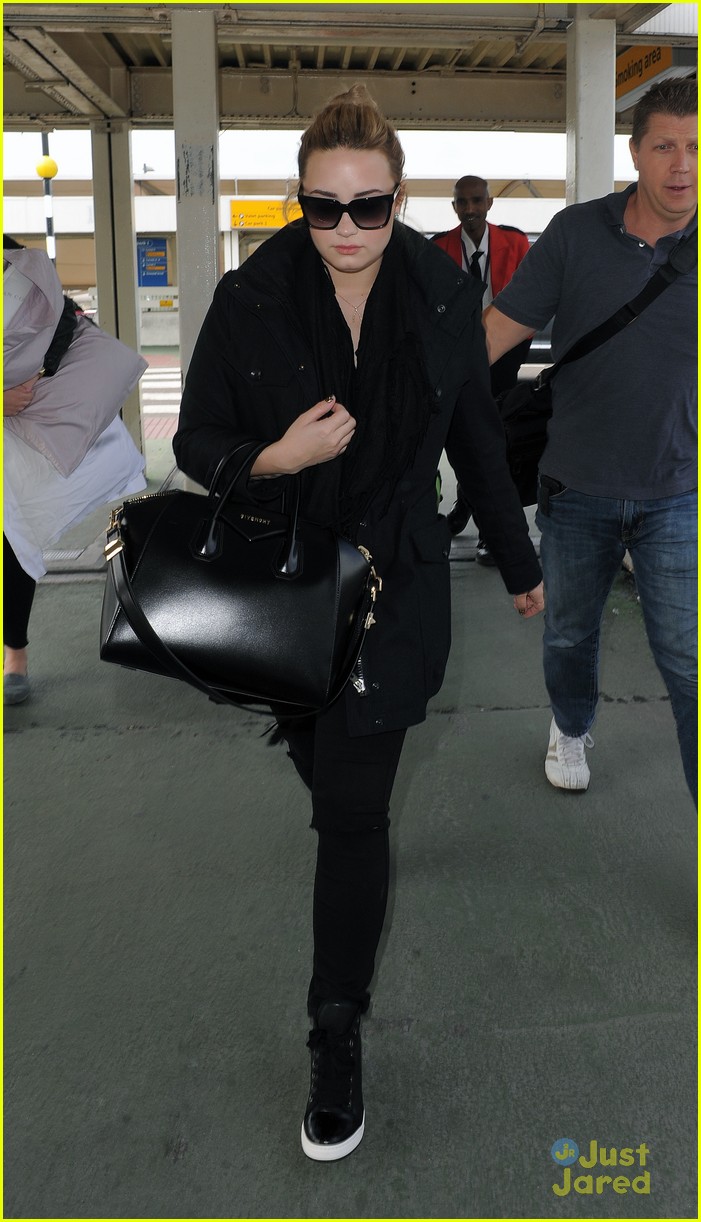 Demi Lovato Departs Heathrow Airport in London | Photo 565762 - Photo