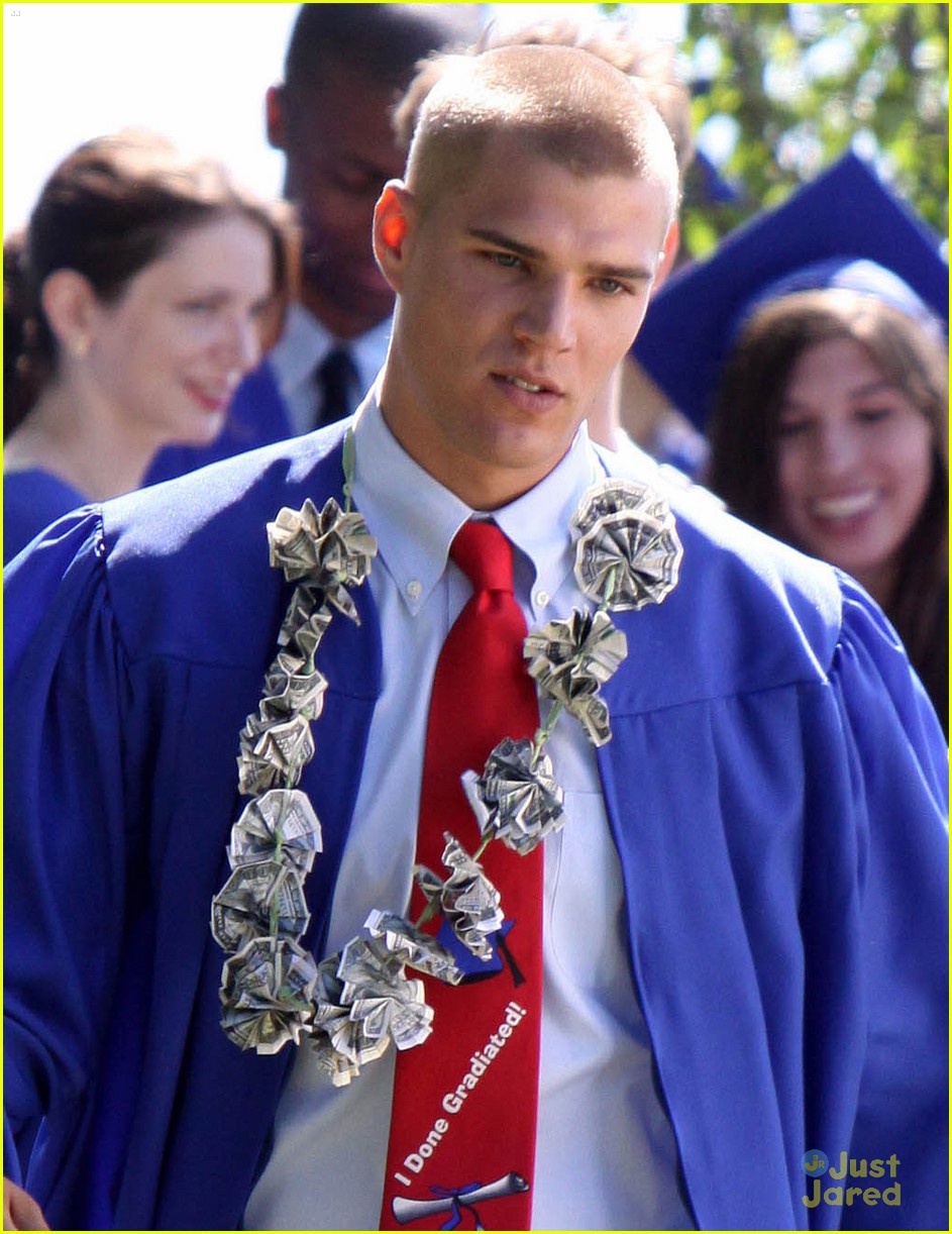 Emma Stone: Graduation Hugs for Chris Zylka: Photo 565889 | Andrew  Garfield, Chris Zylka, Emma Stone Pictures | Just Jared Jr.