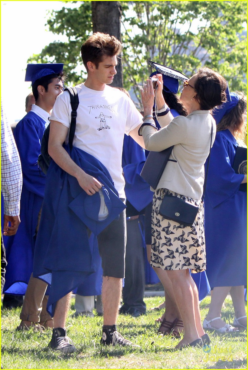 Emma Stone: Graduation Hugs for Chris Zylka: Photo 565893 | Andrew  Garfield, Chris Zylka, Emma Stone Pictures | Just Jared Jr.