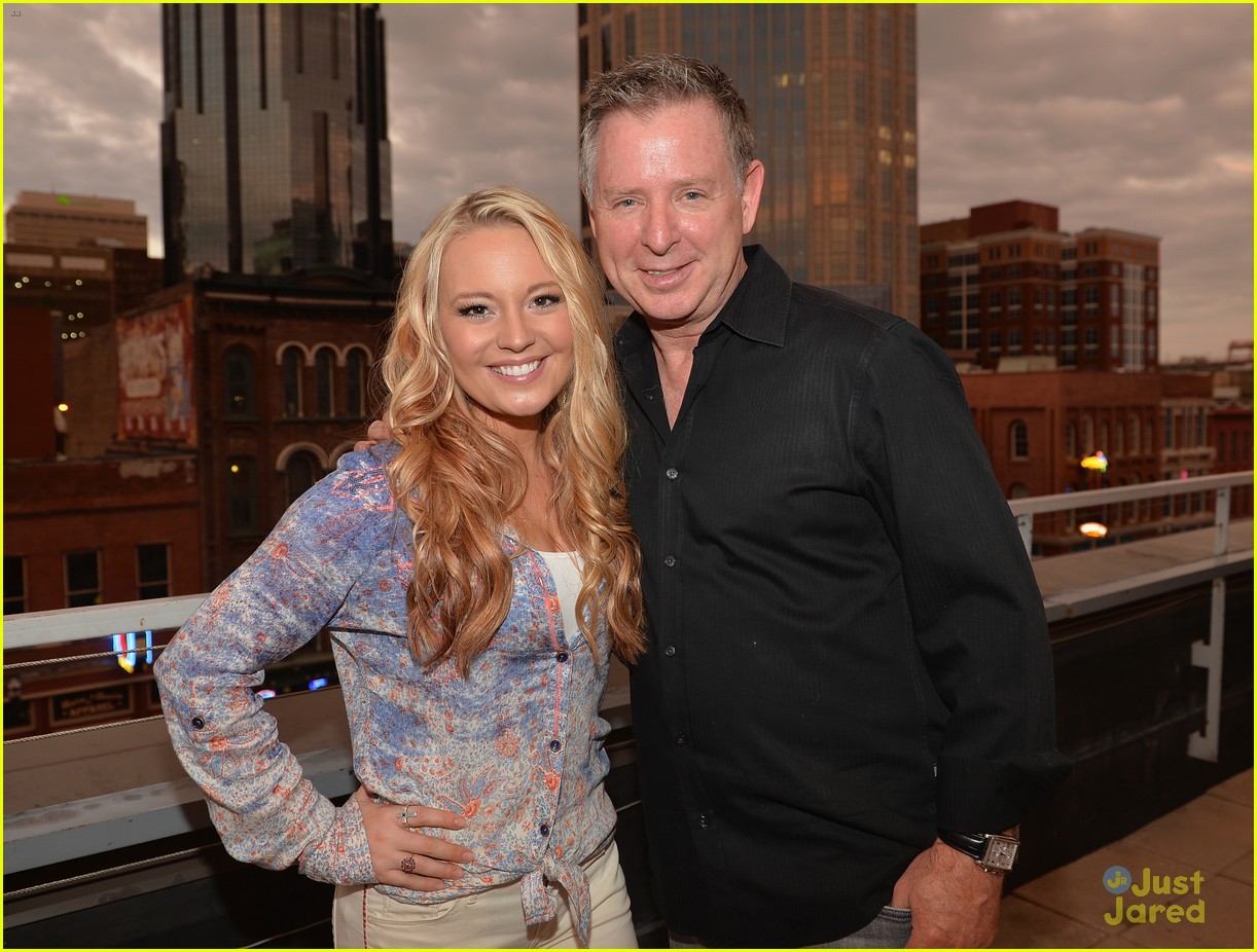 Full Sized Photo of janelle arthur cmt one country sheba performer 05