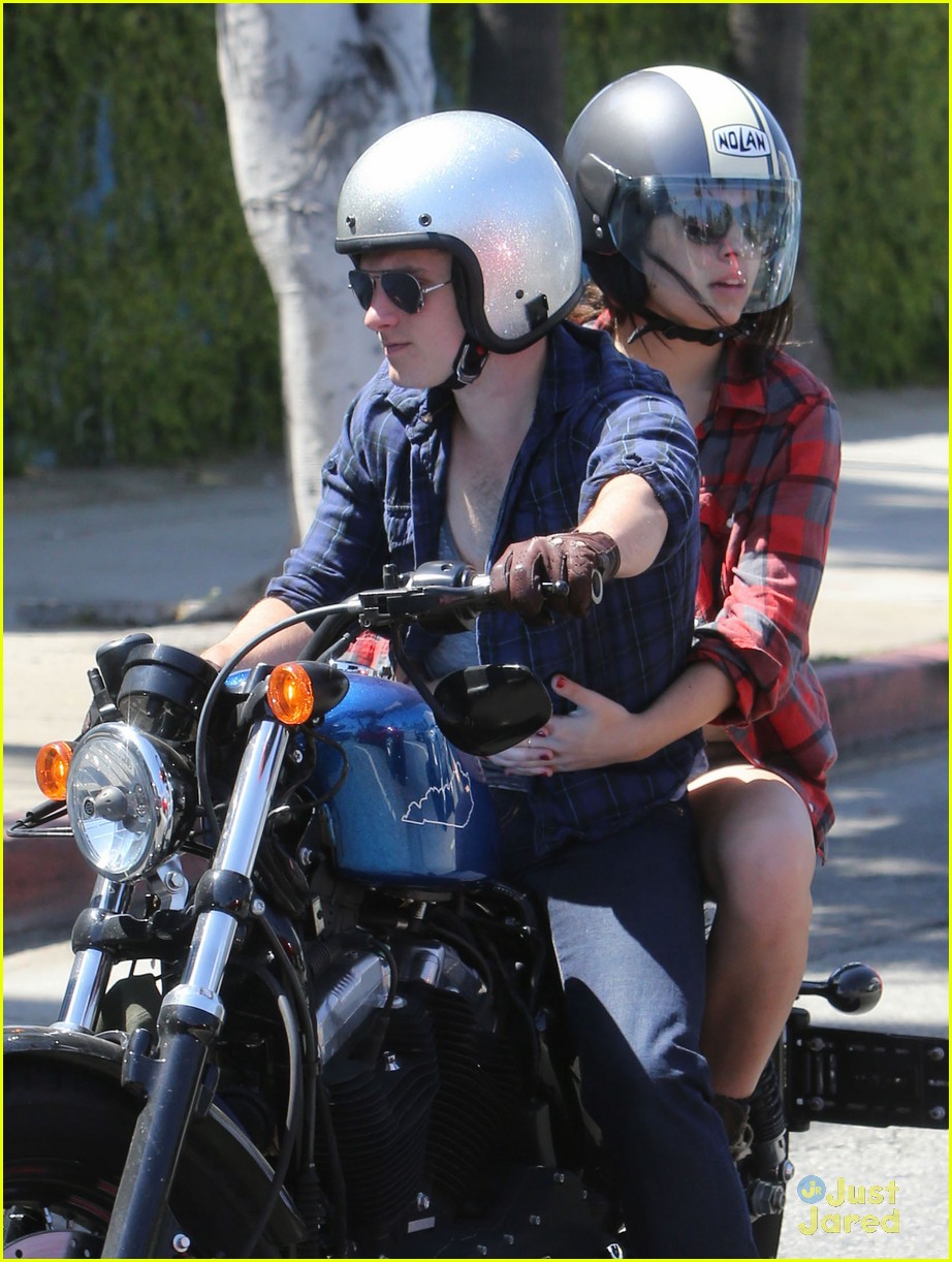 Josh Hutcherson And Girlfriend Claudia Kiss Kiss On Motorcycle Ride Photo 571378 Photo