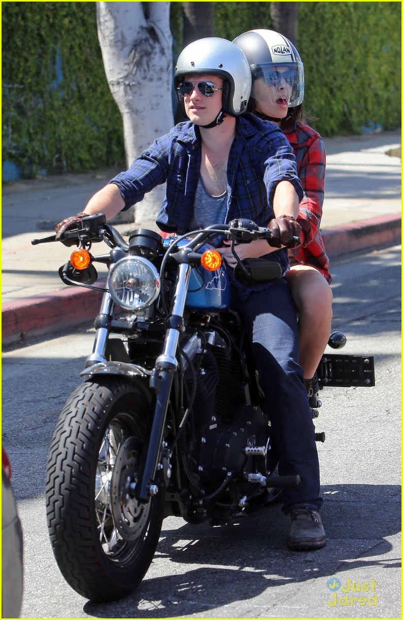 Josh Hutcherson And Girlfriend Claudia Kiss Kiss On Motorcycle Ride Photo 571384 Photo