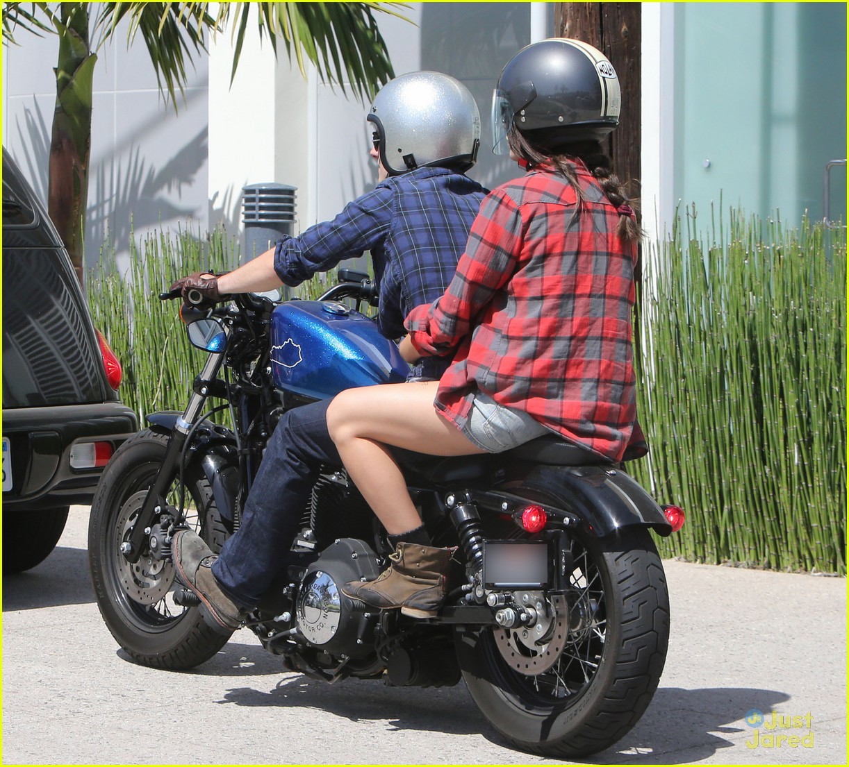 Josh Hutcherson And Girlfriend Claudia Kiss Kiss On Motorcycle Ride Photo 571400 Photo