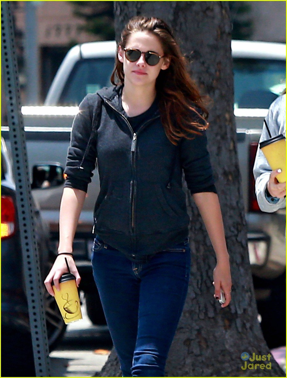 Kristen Stewart: Haircut & Coffee with Friends | Photo 567442 - Photo ...