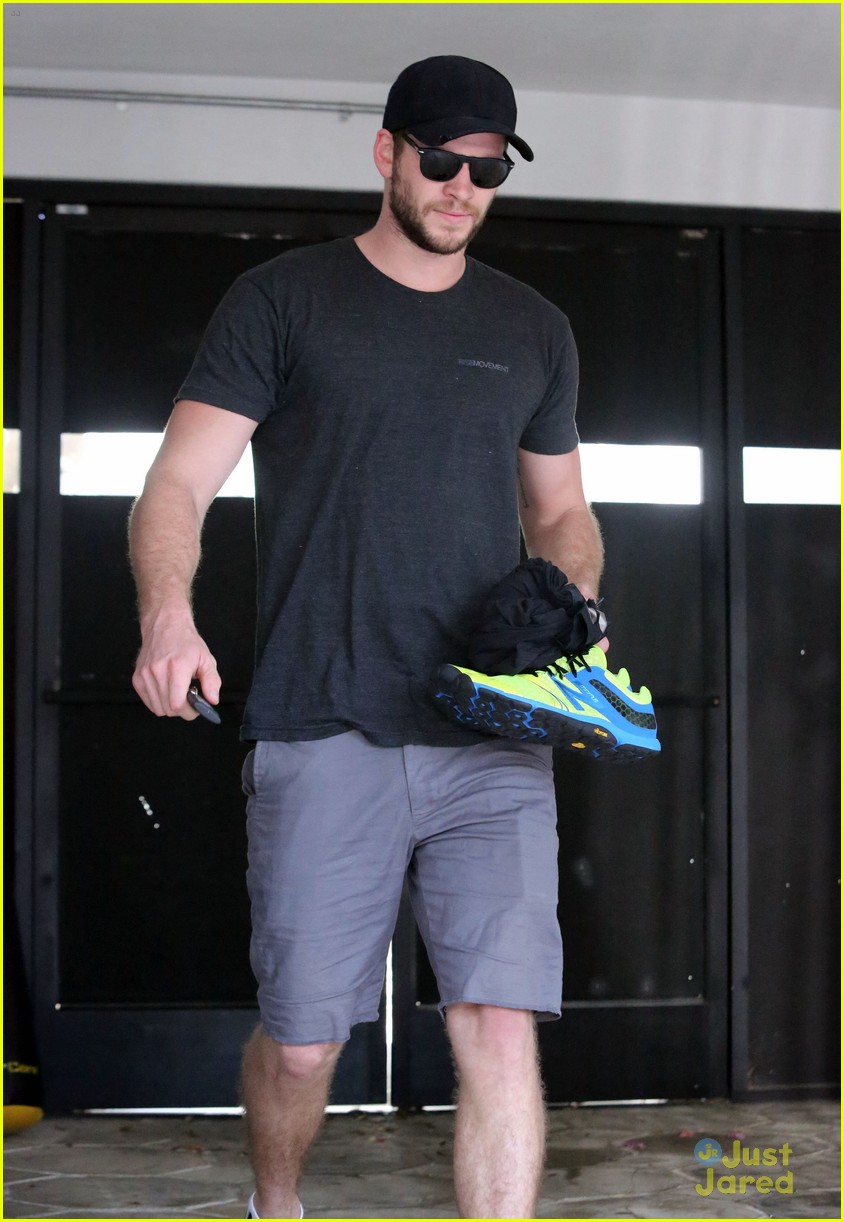 Liam Hemsworth: Miley Cyrus #1 on iTunes! | Photo 566403 - Photo ...