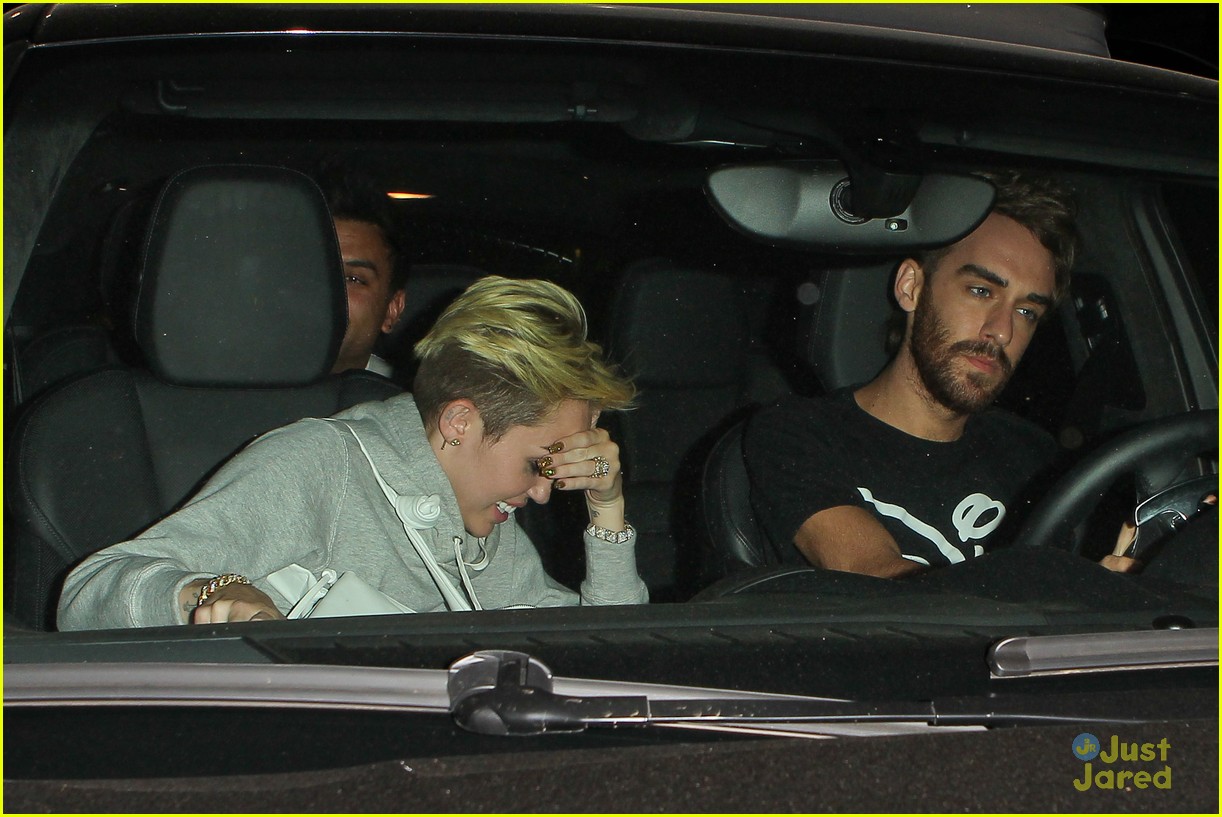 Miley Cyrus Late Night Doctor S Visit Photo Photo Gallery Just Jared Jr