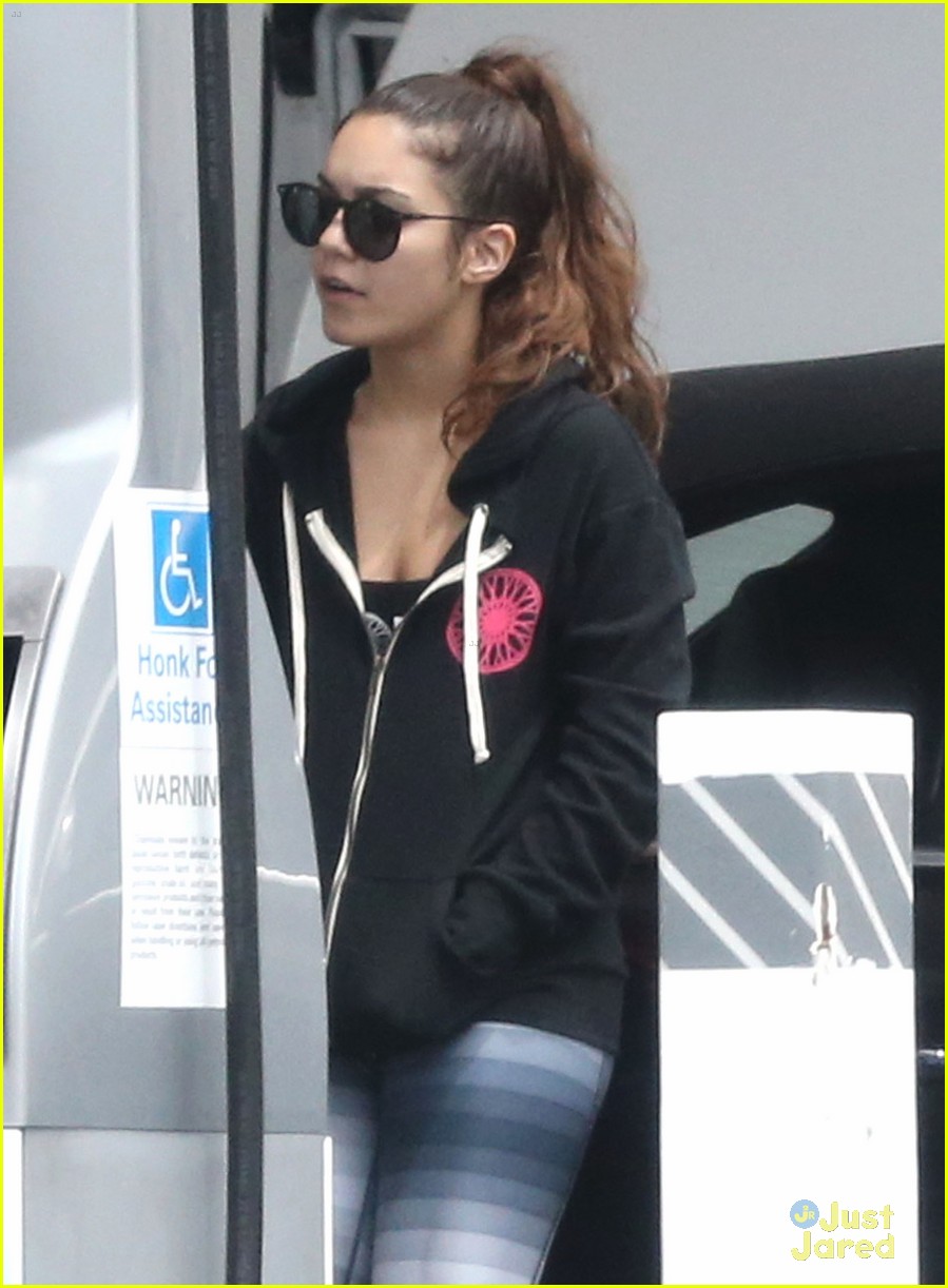 Full Sized Photo of vanessa hudgens gas station stop 01 | Vanessa