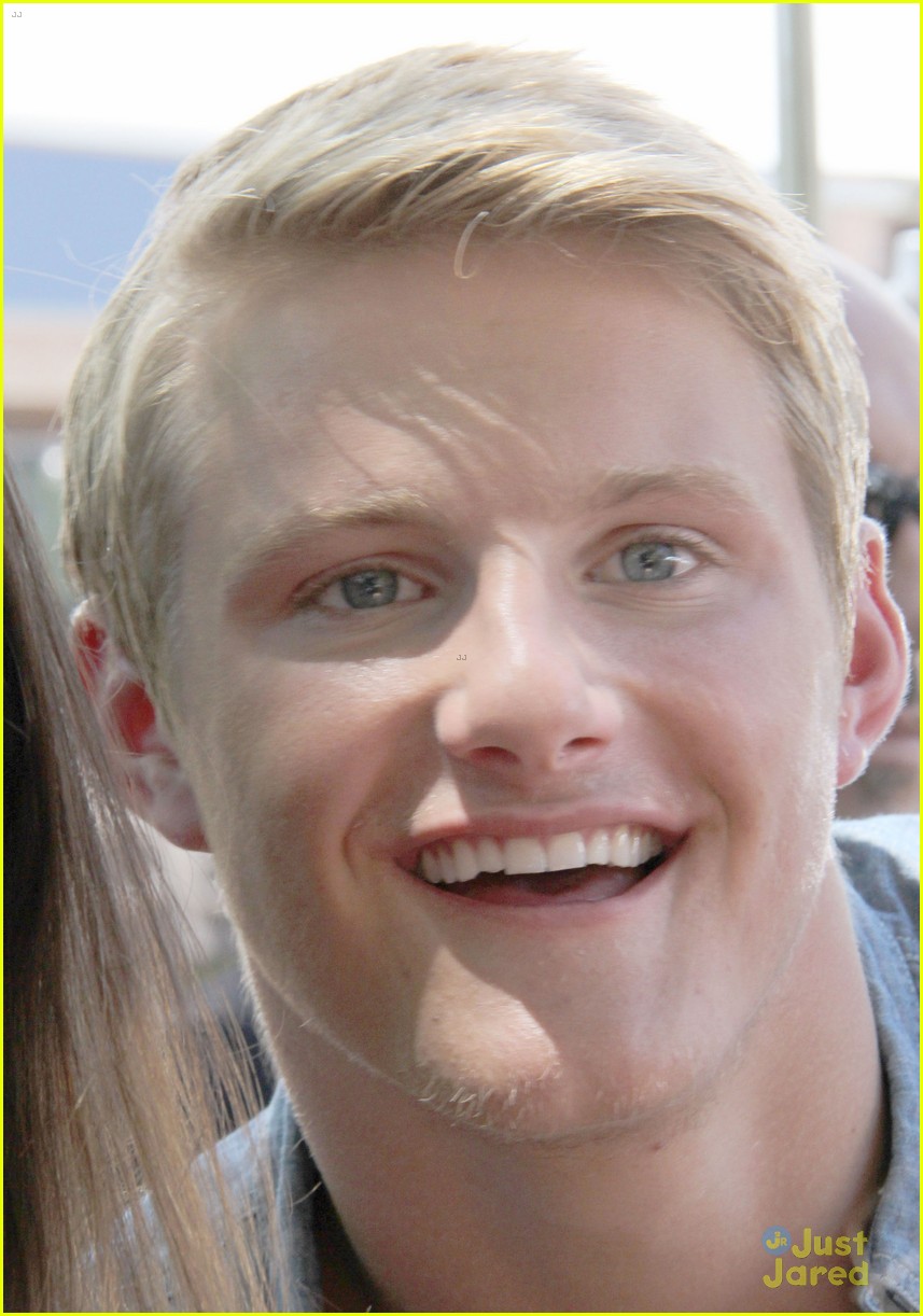Alexander Ludwig: &lsquo;Extra&rsquo; Appearance at The Grove | Photo 575617