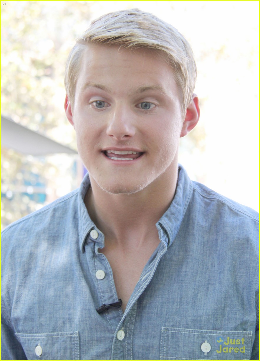 Alexander Ludwig: &lsquo;Extra&rsquo; Appearance at The Grove | Photo 575619