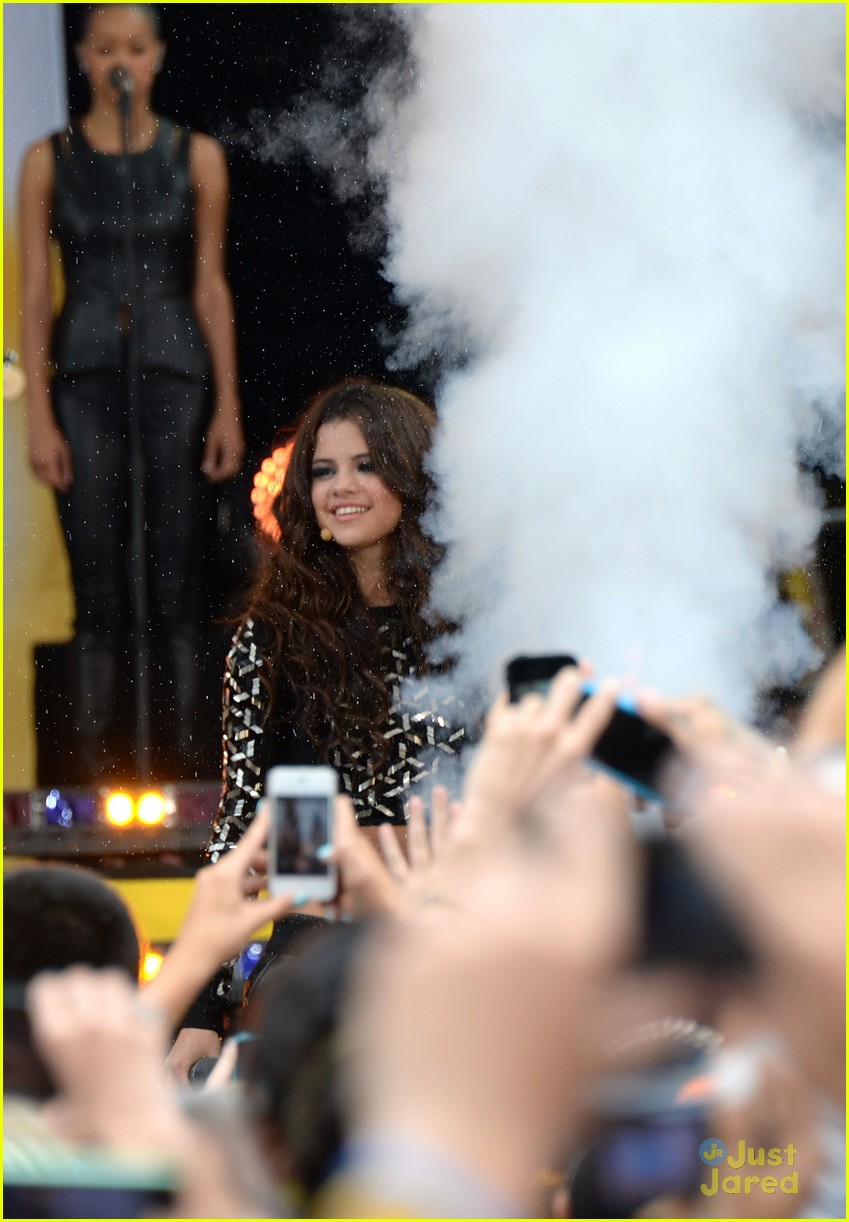 Selena Gomez GMA Performance Pics & Video! Photo 580924 Photo