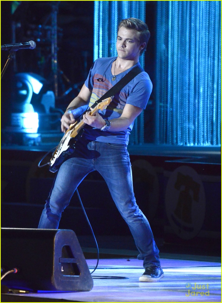 Hunter Hayes & Jasmine V Philly 4th Concert! Photo 574873 Photo
