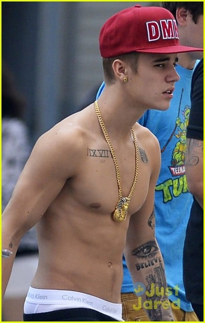 Full Sized Photo Of Justin Bieber Shirtless Shopping In Nyc 05 Justin Bieber Shirtless 9079