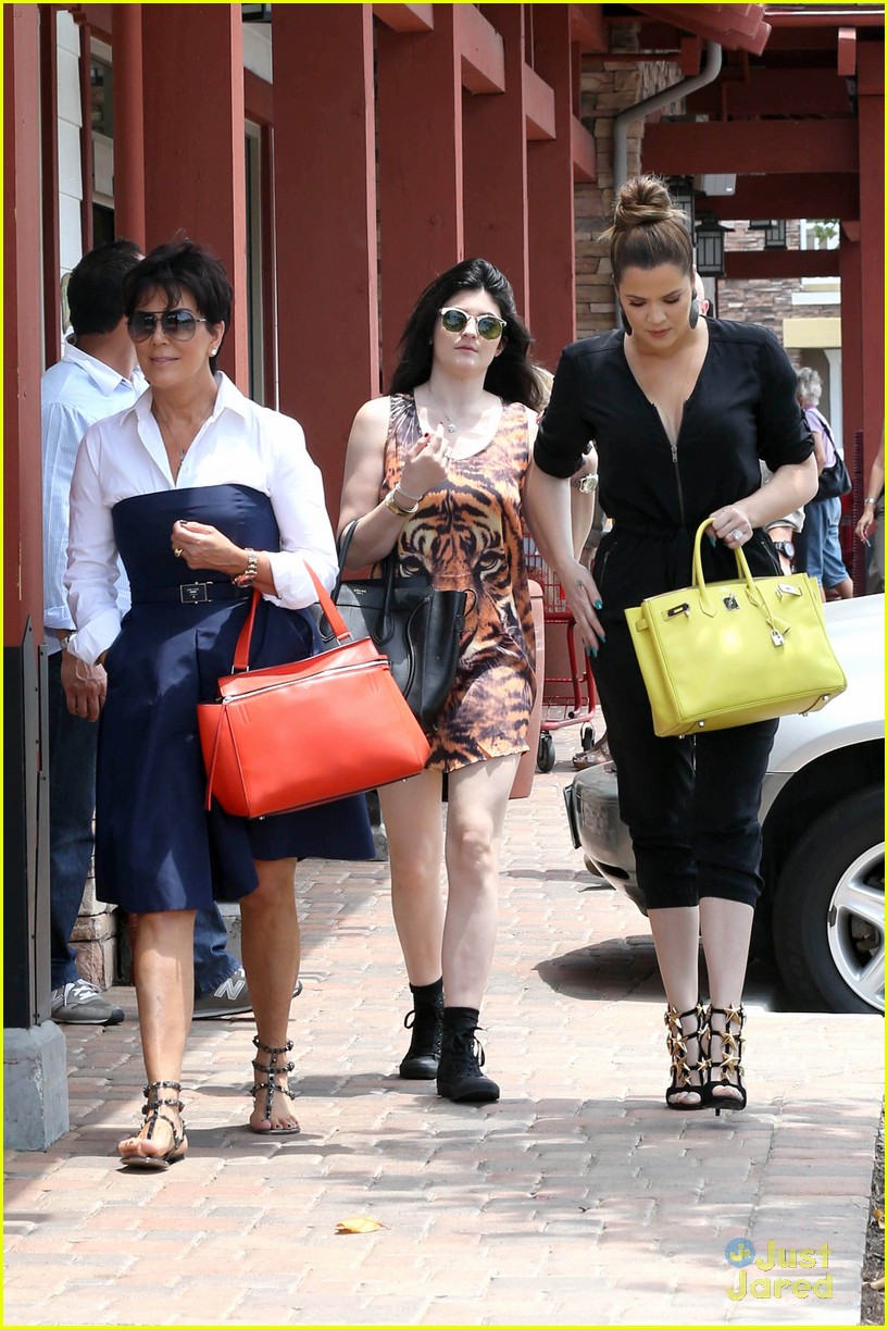 Full Sized Photo of kendall kylie jenner shopping sisters 01 | Kendall