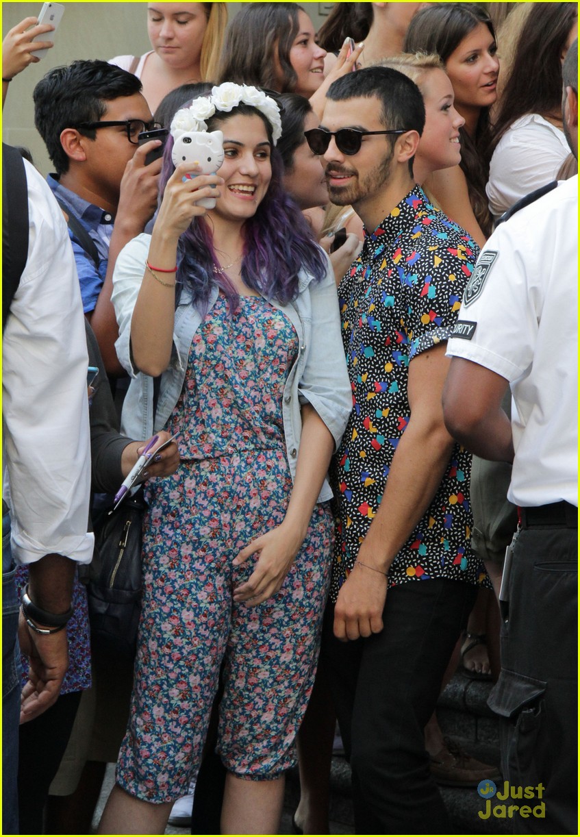 Jonas brothers kiss 92 5 departure photo 578349 photo gallery