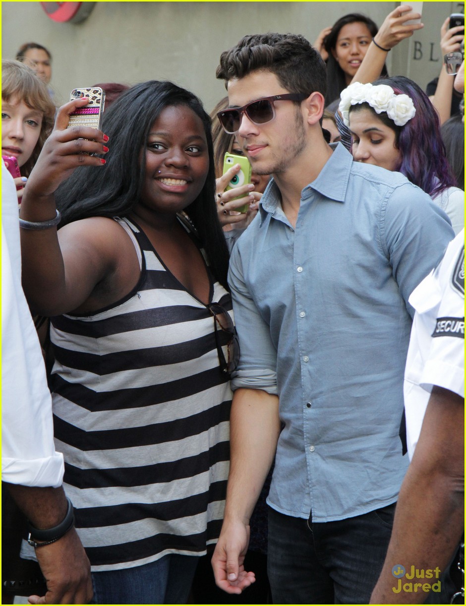 Full Sized Photo of jonas brothers Kiss 92 5 departure 02 | Jonas
