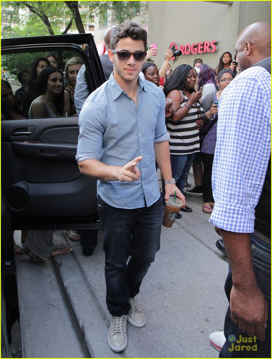 Jonas brothers kiss 92 5 departure photo 578352 photo gallery