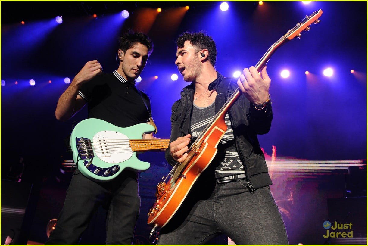 Jonas Brothers Boston Concert Pics! Photo 579981 Photo Gallery